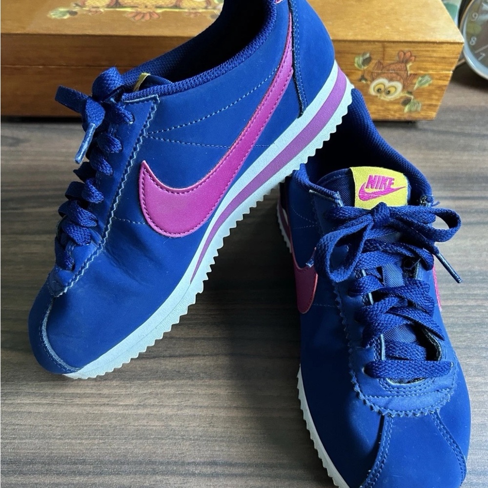 Nike Women's Royal Blue and Magenta Sneakers sz 6